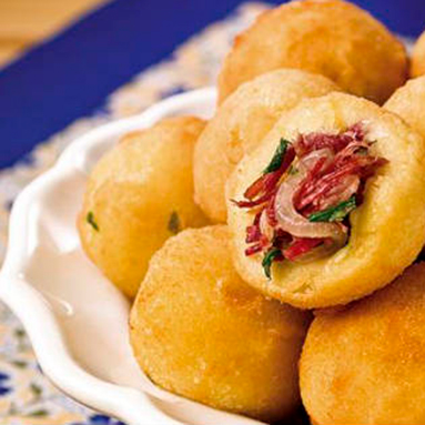 Bolinho de Mandioca com Carne Seca