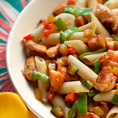 Penne com Frango e Legumes