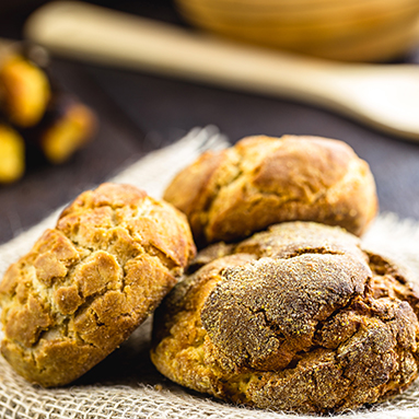 Broa de fubá com farofa de paçoca