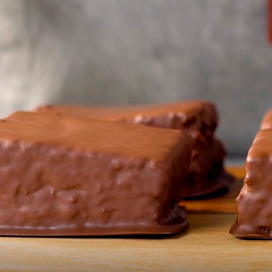 Bolo de cenoura banhado em chocolate