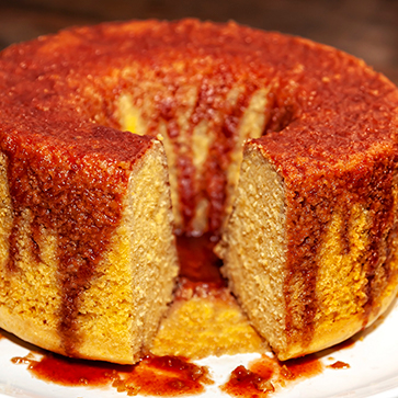 Bolo de Fubá com Calda de Goiabada