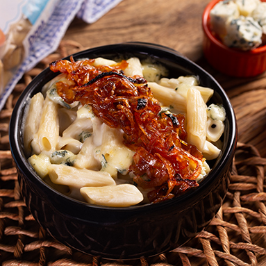 Penne com cebola caramelizada e gorgonzola na Air Fryer