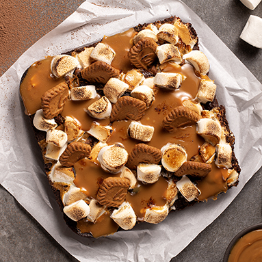 Brownie com marshmallow, doce de leite e biscoito